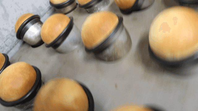 오븐에서 꺼낸 갓 구운 빵