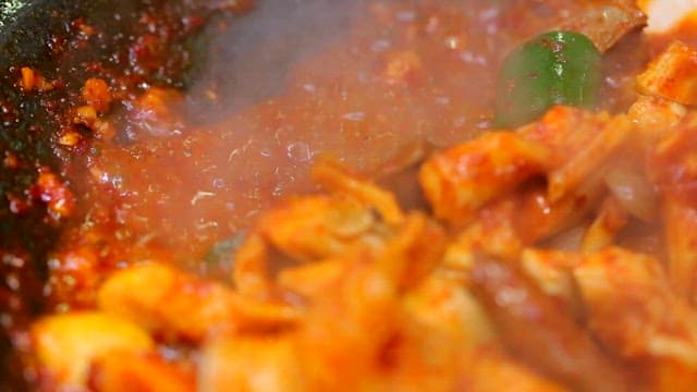 뜨거운 팬에 지글지글 매콤한 볶음요리