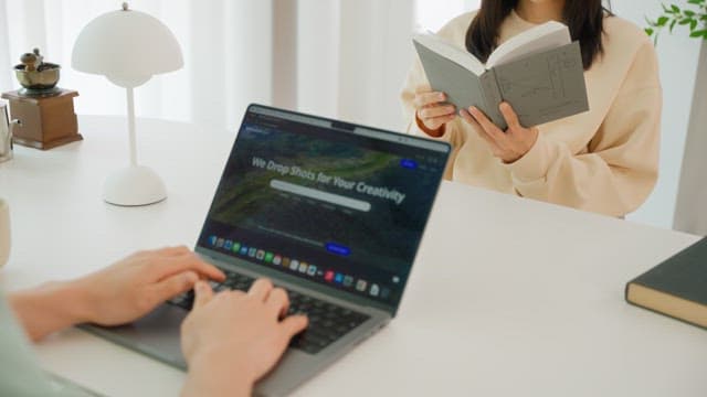 거실의 하얀 테이블에서 여유를 즐기는 두 사람