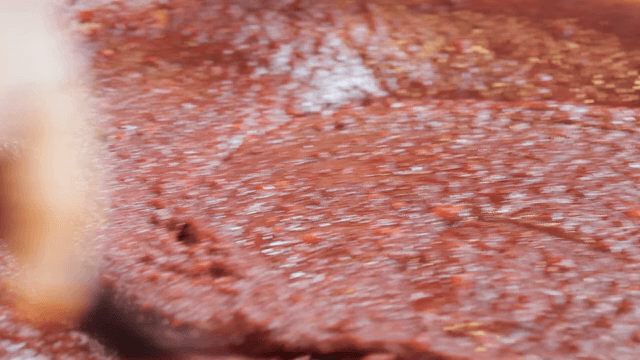 주걱으로 여러 재료를 섞으며 만든 고추장