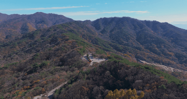 가을 산악 풍경의 항공 뷰