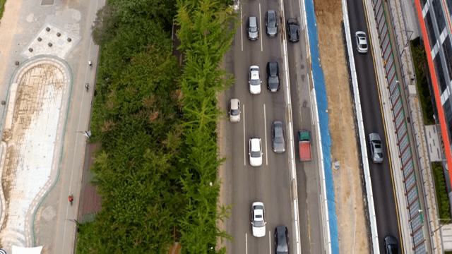 차량이 많은 도로와 자전거 도로의 항공 뷰