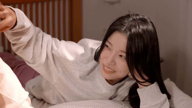 침실 침대에 누워 편안하게 대화하는 커플