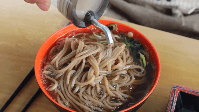 소바에 식초를 뿌리는 장면