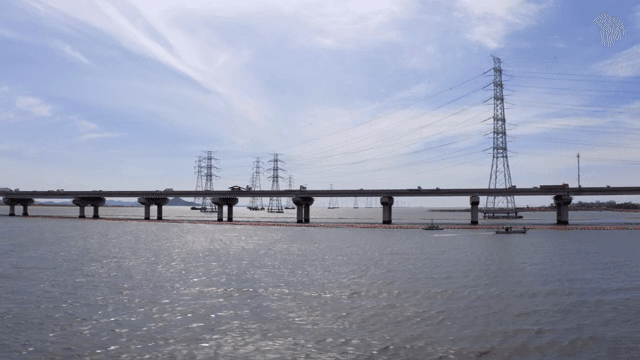 푸른 강 위의 다리와 차들