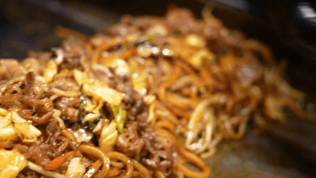 Stir-fried noodles with beef and vegetables
