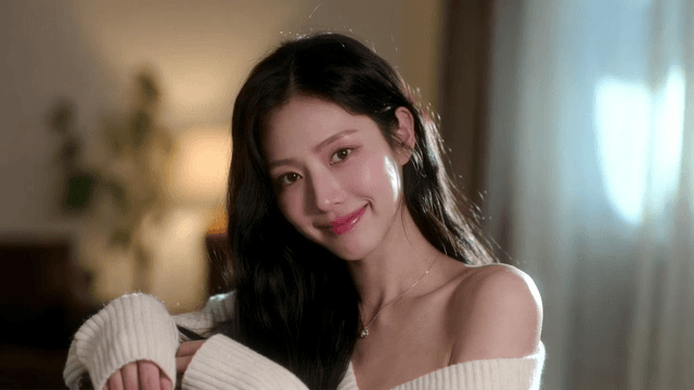 정면을 보고 미소 짓는 젊은 여성