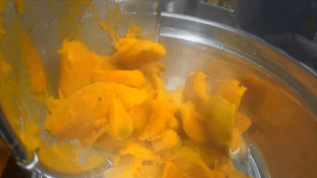 삶은 단호박을 떠내는 뜰채