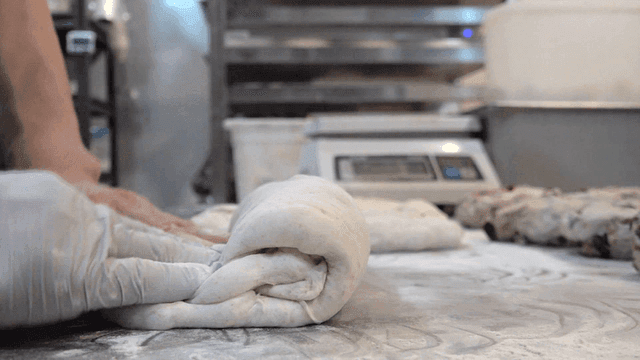제빵소에서 반죽을 치대는 손