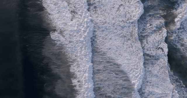 해안에 부딪히는 파도