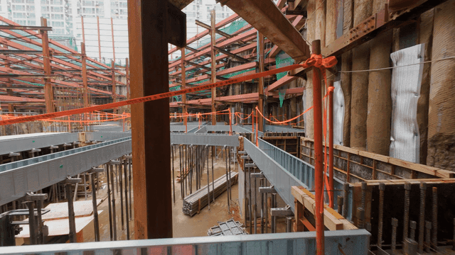 금속 빔과 비계가 있는 건설 현장