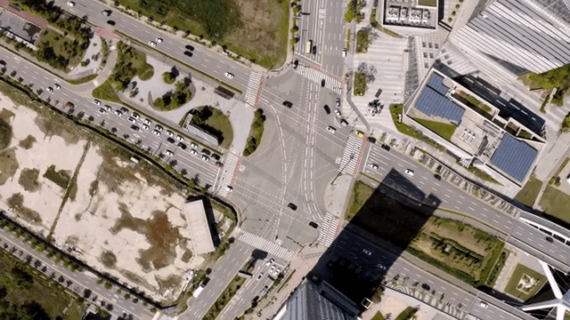 차들이 움직이는 번화한 교차로