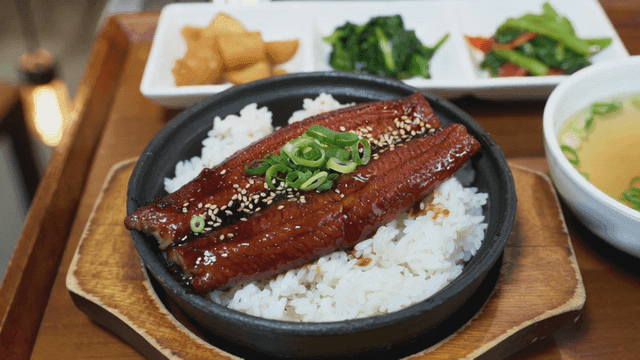 Grilled eel on rice with side dishes