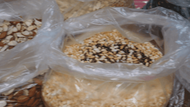 비닐봉지에 담긴 다양한 곡물과 견과류