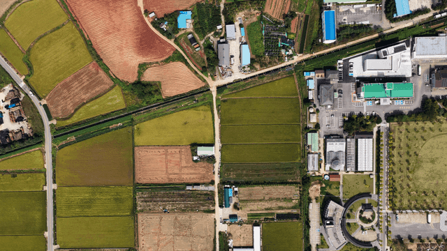 시골 마을의 논과 밭 농지 전경