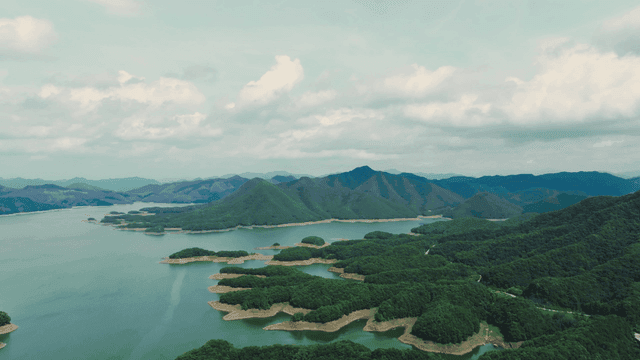 푸른 산으로 둘러싸인 넓은 호수