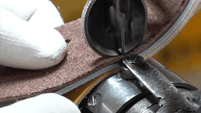 가죽을 정교하게 꿰매는 재봉틀