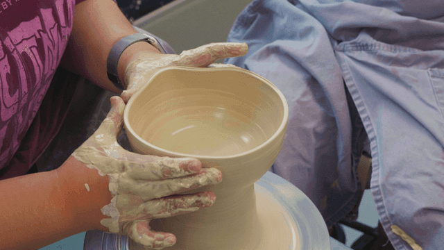도자기 물레에서 점토 그릇을 만드는 공예가