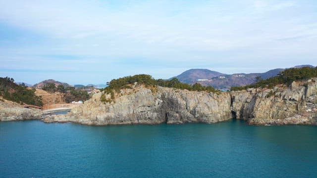 평온한 해안 경관과 바위 절벽