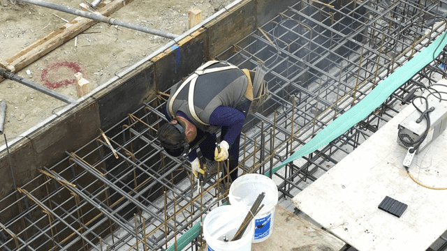 철근을 용접하는 건설 작업자