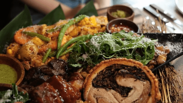 다양한 음식이 제공되는 바베큐 플레이트