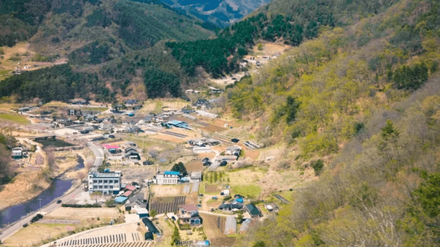 산속에 자리 잡은 시골 마을