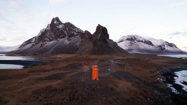 등대가 있는 거친 해안선과 장엄한 산