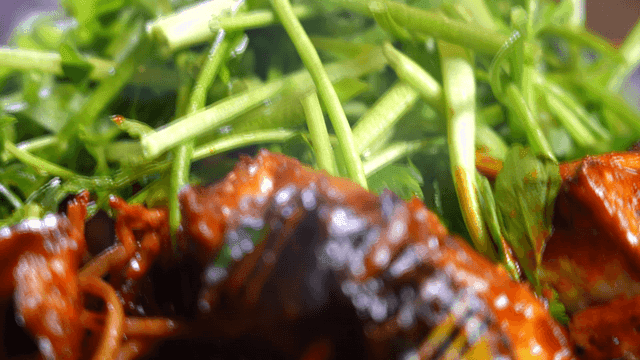 Seasoned pufferfish bulgogi with grilled pufferfish and water parsley