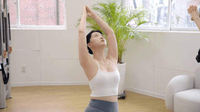 실내에서 요가를 연습하는 여성들