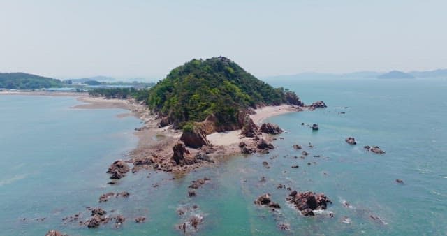 맑은 푸른 바다로 둘러싸인 아름다운 섬