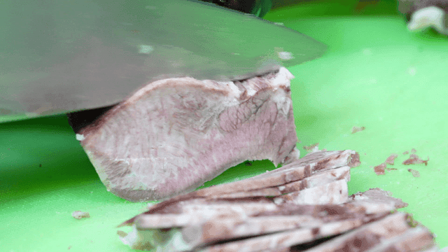 도마 위에서 삶은 소고기 썰기