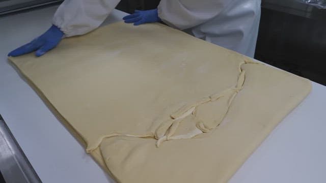 상업 주방에서 큰 반죽을 반죽하는 모습