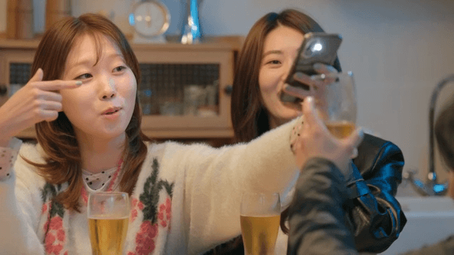 맥주를 마시며 사진을 찍어주는 친구들