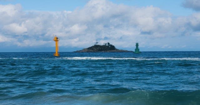 등대와 섬이 있는 해안 풍경