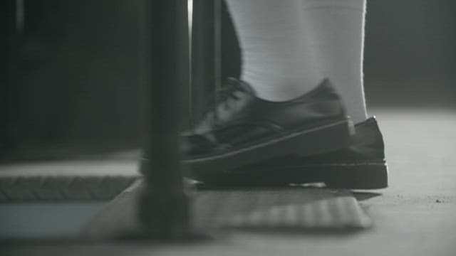 버스에서 내리는 승객의 발