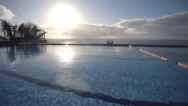 바다를 내려다보는 인피니티 풀