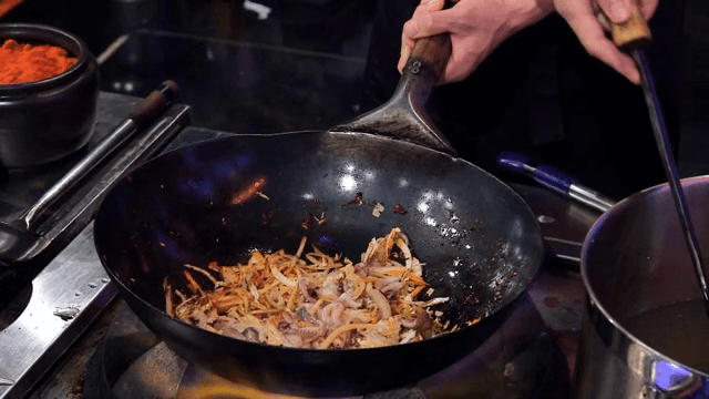 뜨거운 웍에서 채소 볶기