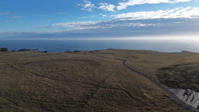 바다가 보이는 넓은 해안 공원