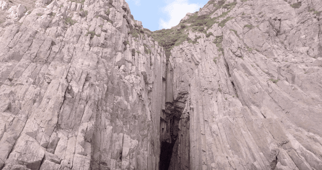 좁은 바다 통로가 있는 높은 절벽