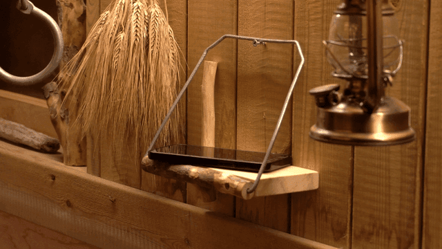 스마트폰과 장식이 있는 수제 나무 선반