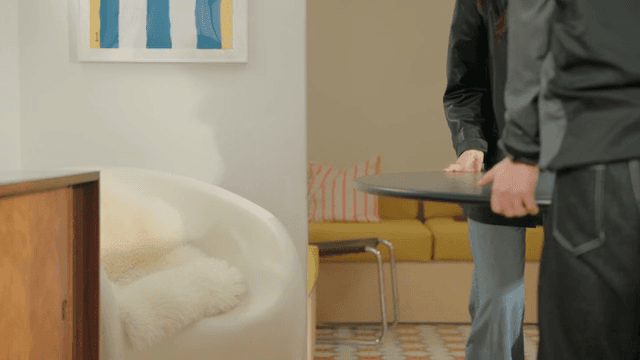 방의 테이블을 옮기는 커플