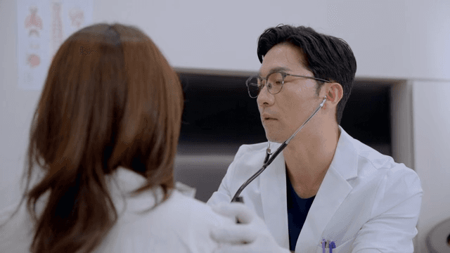 의사가 청진기로 환자를 진찰하는 모습