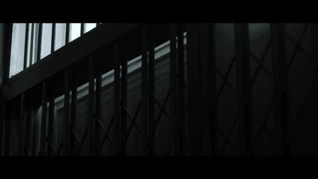 건물의 어두운 금속 창살과 창문