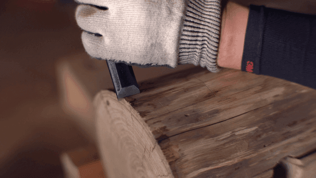 끌로 나무를 조각하는 모습