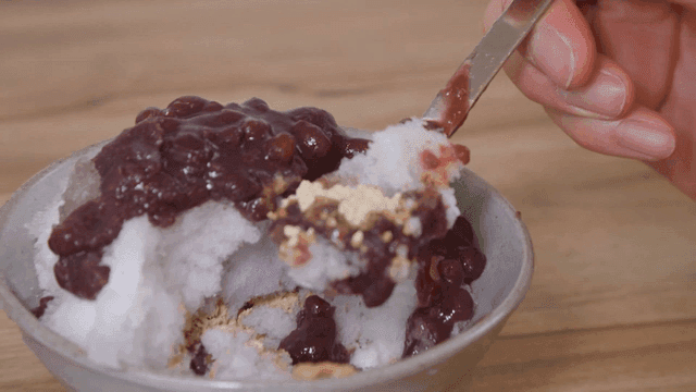 팥빙수를 한 스푼 뜨는 모습