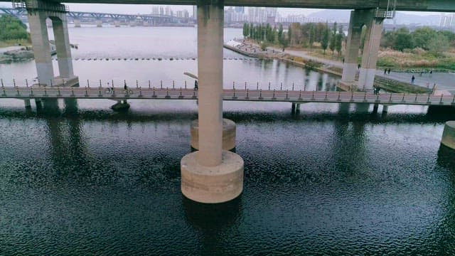 흐린 날 강변의 콘크리트 다리