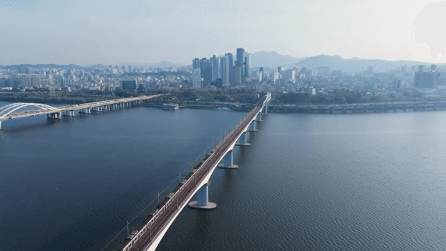 강 위의 다리를 건너는 기차