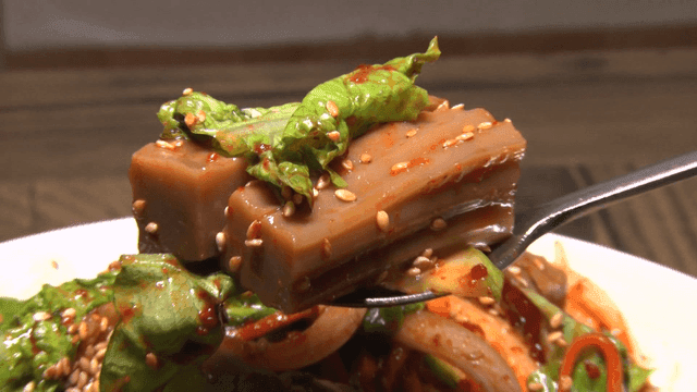 Korean acorn jelly salad with vegetables