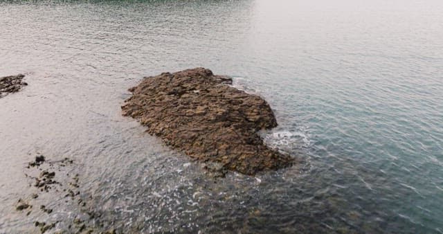 평화로운 해안 절벽과 바다 풍경