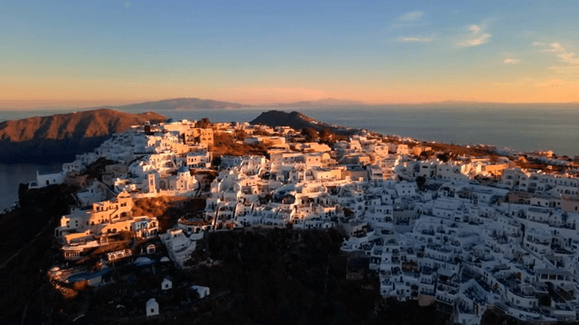 해질녘의 그림 같은 해안 마을